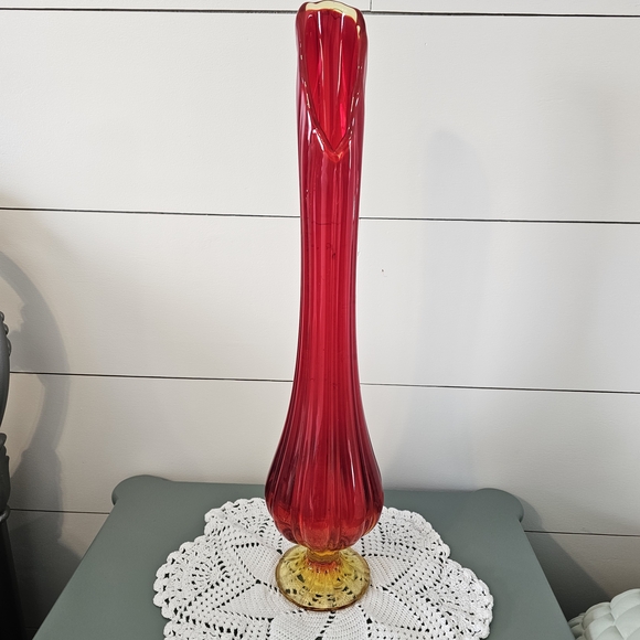 L.E. Smith Other - Elegant "Vintage" L.E. Smith Red Swung Glass Vase